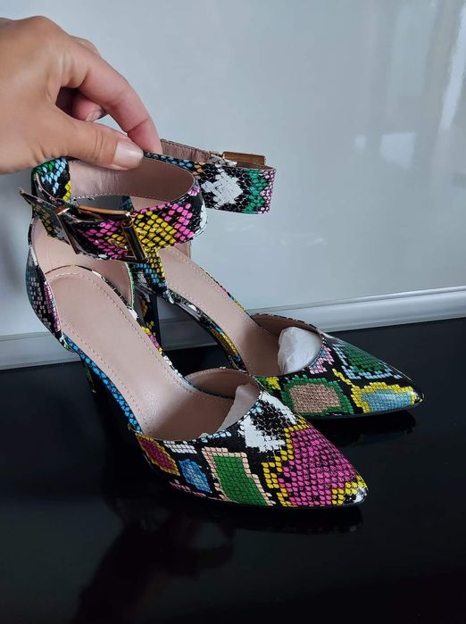 Нови, елегантни и пъстри дамски  сандали ( 39 номер ) !