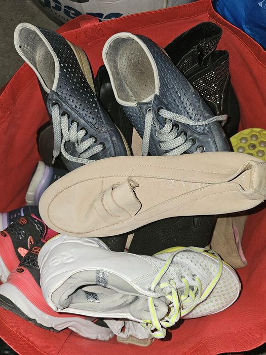 Haine și încălțăminte se vând toate nu la bucata angro preț 4 lei,