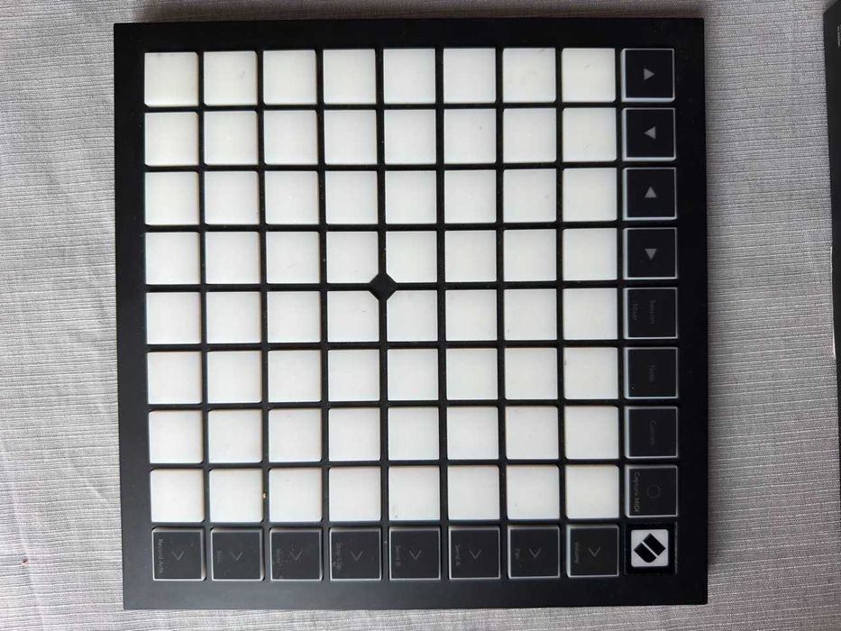 Novation Launchpad X - MIDI контролер, пълен комплект