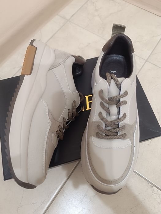 Новые кроссовки на девочку р36