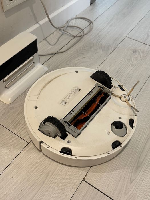 Продам робот-пылесос Xiaomi Mi Robot Vacuum Cleaner