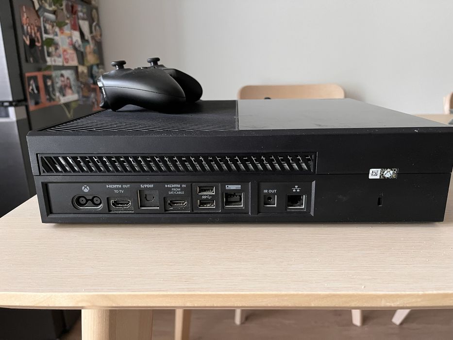 Xbox One 500 GB – Perfect funcțional – Stare foarte bună + controller original