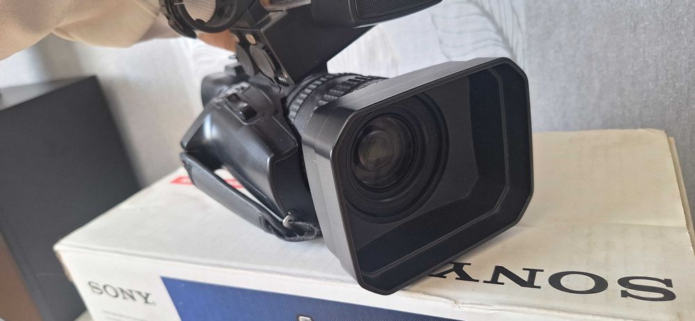 Продавам Sony HXR-NX100