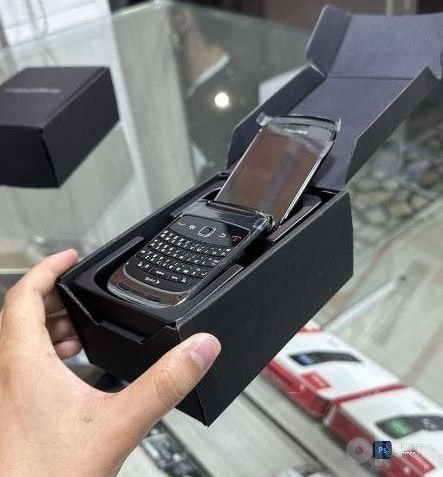 Blackberry 9670 CDMA PERFECTUM Mobile Новый Коробка документ 
Телефон