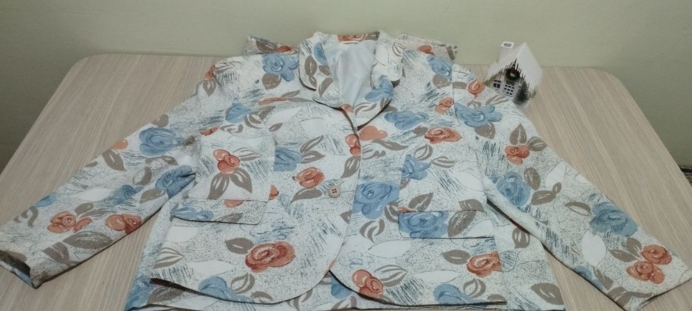 Женский костюм  нежного цвета с розочками