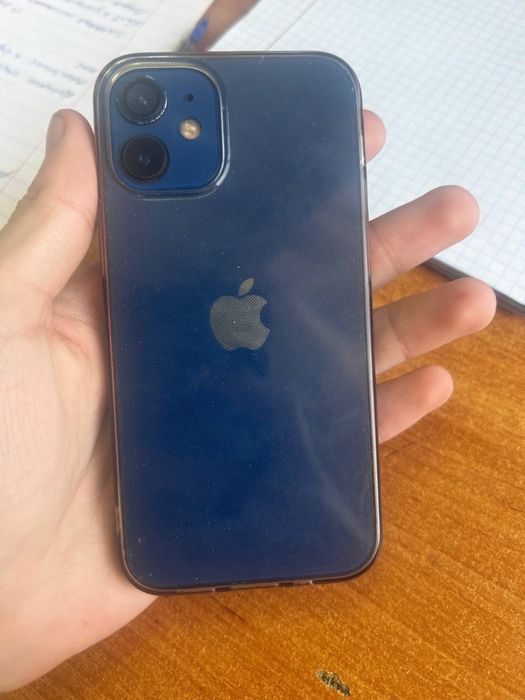 iPhone 12 mini.