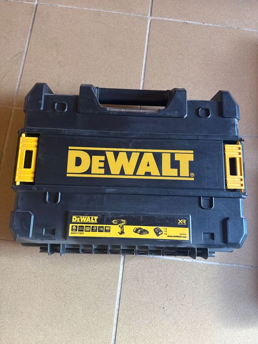 NOU, Mașină de găurit cu 2 acumulatori Dewalt DCD777S2T