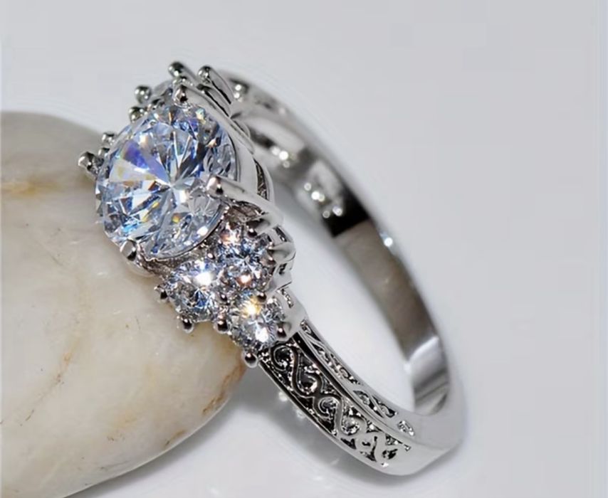 Inel placat cu aur alb de 18 K model deosebit