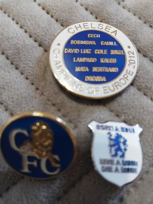 ОРИГИНАЛНИ футбол и значки