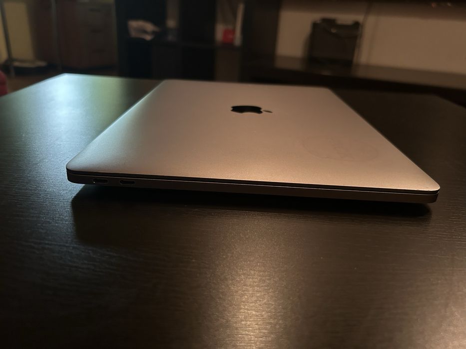 Vând Macbook Pro A1708 i5 8 GB RAM 256 GB SSD 813 cicluri