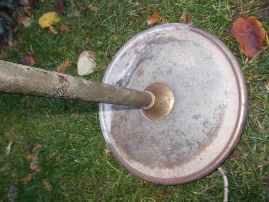 Стар лампион с чупещи се рамена