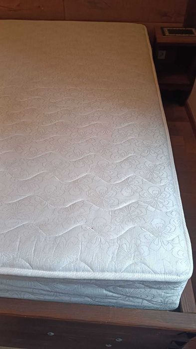 Продавам малко използван еднолицев матрак.