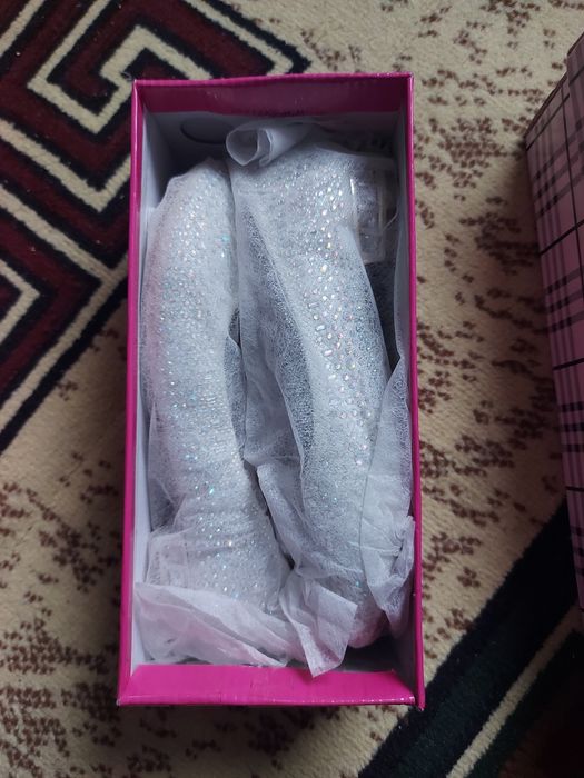 Toyi bovotgan qizla uchun tufli.