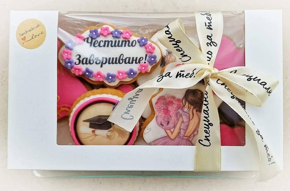 Кутии с ръчнодекорирани сладки  за абитуриентски бал