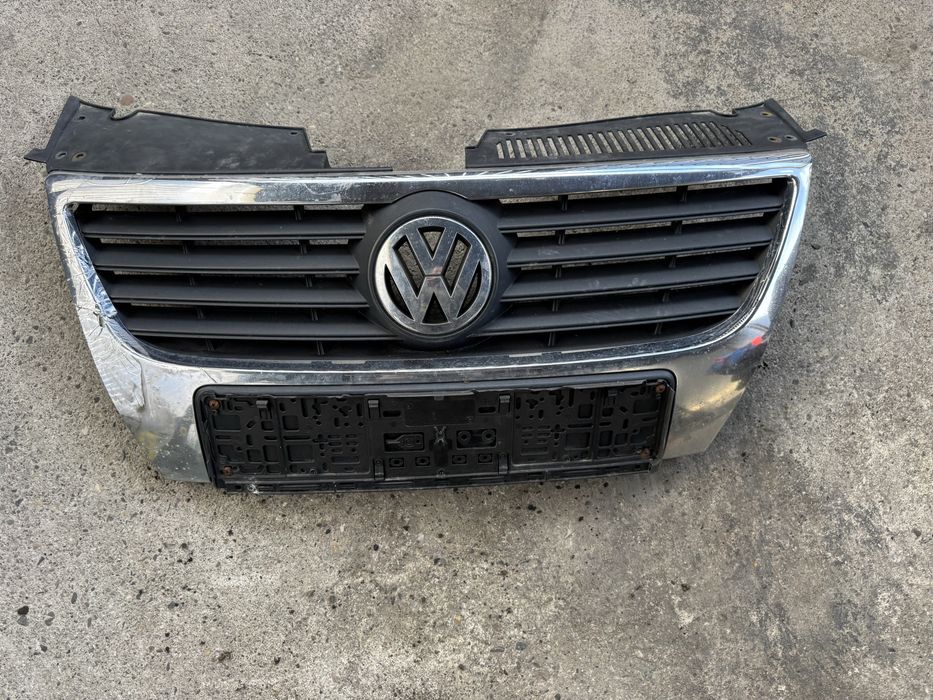 Grila centrala bara fata radiator vw passat b6 fisurata cu defect