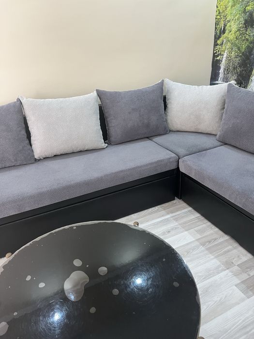 Модерен ъглов диван (функция сън) + дизайнерска холна маса