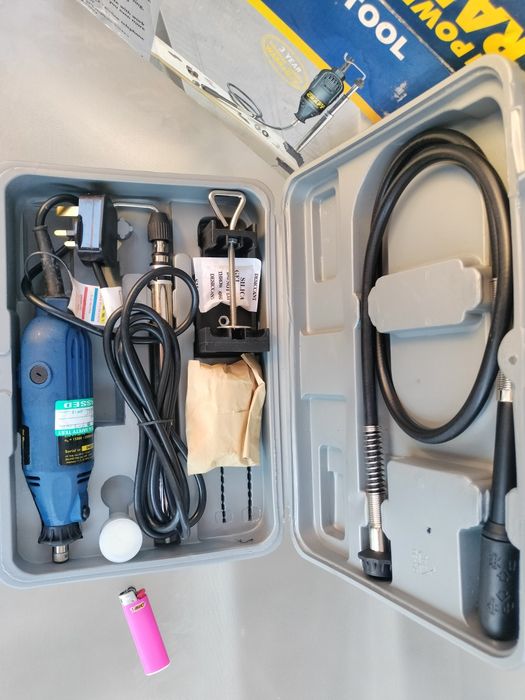 Mini freză electrică echipată cu diferite accesorii pentru găurit și șlefuit.