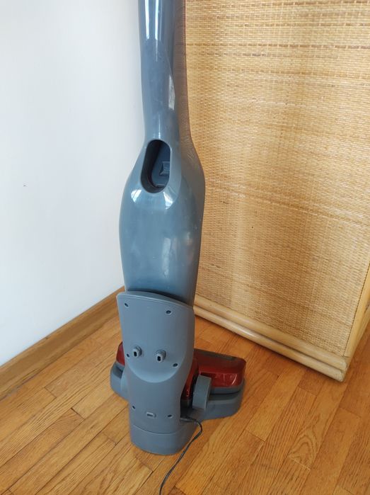 Продавам вертикална без кабелна прахосмукачка