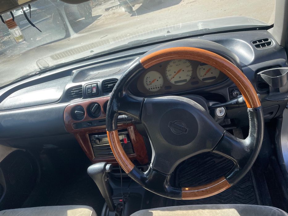 Продам Nissan march 2000