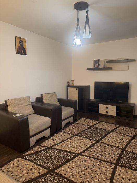 Inchiriez apartament 3 camere decomandat-350€