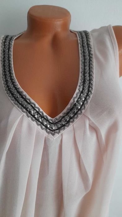 BLUZE / TOPURI  - Stil romantic, materiale vaporoase și broderii