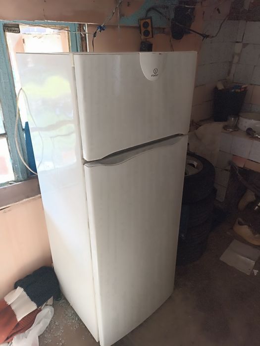 Продавам хладилник с горна камера