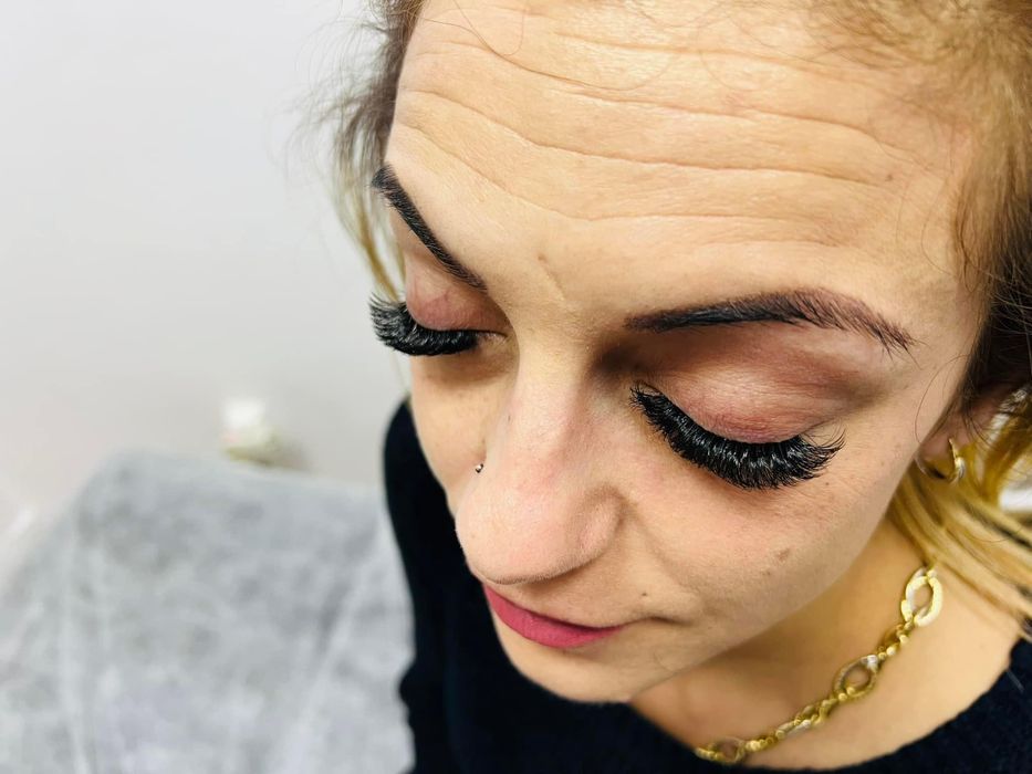 Поставяне на мигли