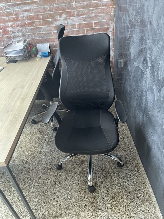 Маса и четири офис стола