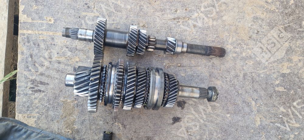 Запчасти на ваз 2111 б/у .