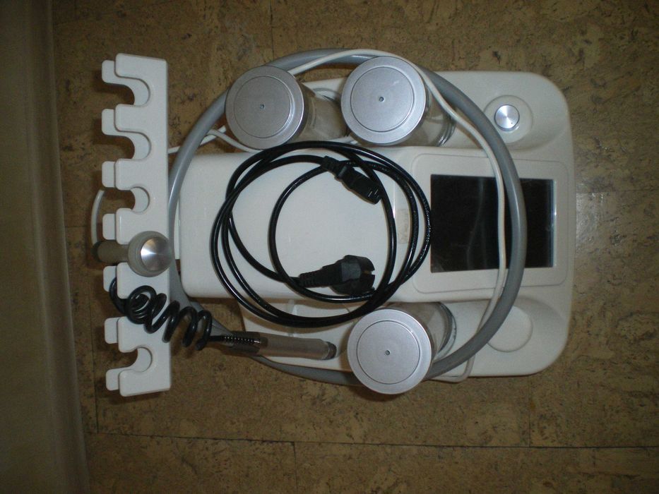 Продавам машина за водно дермабразио, подходяща за начинаещта козметик