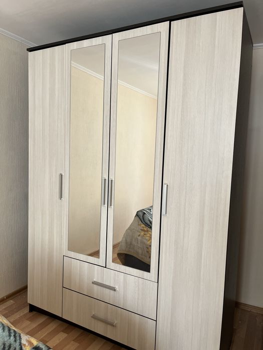 Продам шкаф трехсекционный