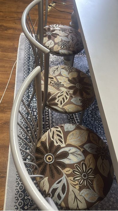 Стол и стулья на 8 человек