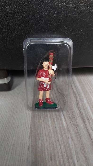 Vând soldatel din plumb,nou in blister