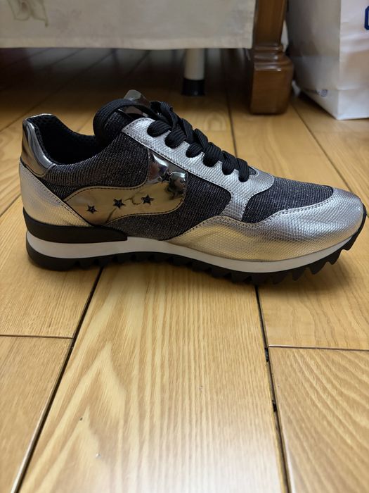 Продам кроссовки новые