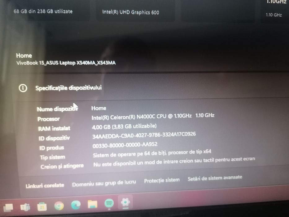 Vând laptop foarte puțin folosit