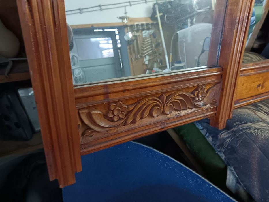 Закачалка с огледало от масив