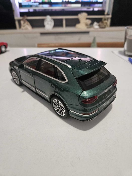 Macheta Bentley Bentayga , scara 1 : 24