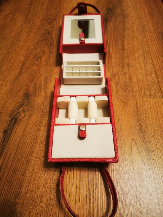 Преносима чантичка за бижута