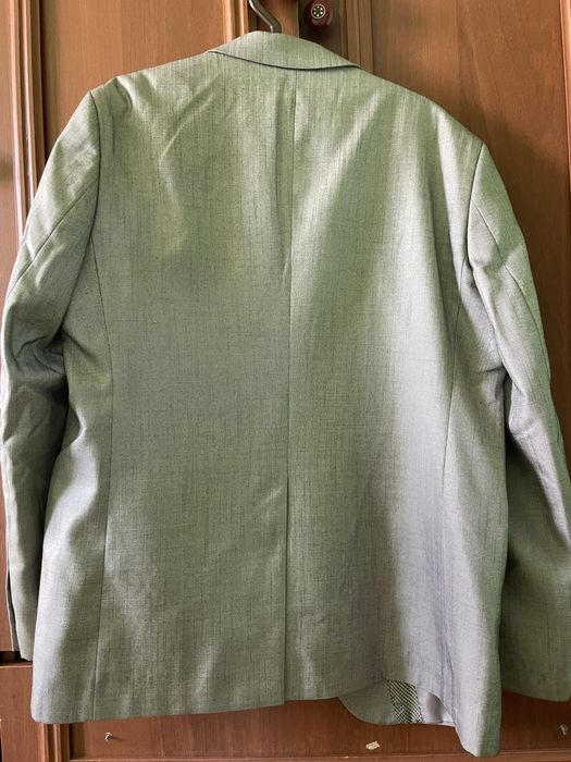 Чиройли костюмлар сотилади.