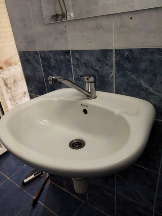 Продавам комплект мивка за баня с батерия