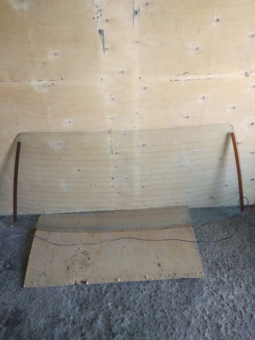 Продам стекло заднее на BMW