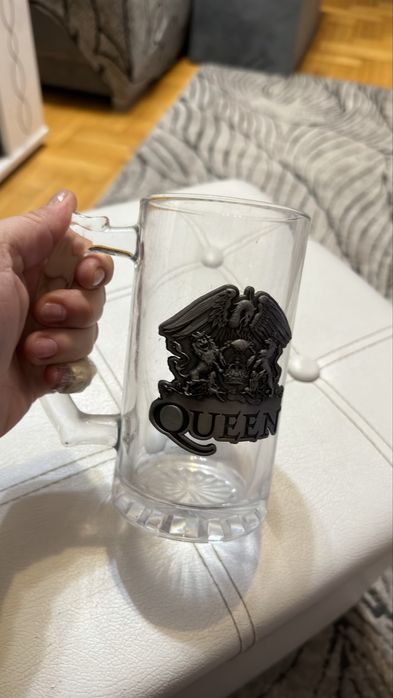 Халба с логото на групата Куийн