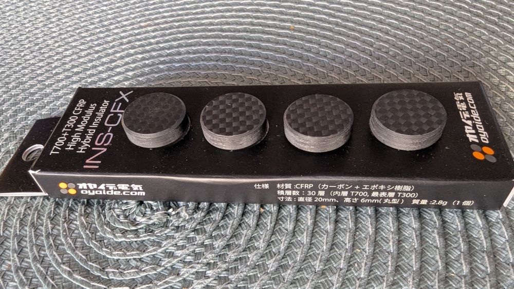 Oyaide INS-BS и Oyaide INS-CFX Base Insulator Крачета Месинг и Карбон