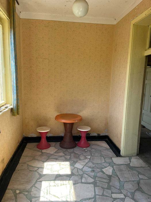 Монолитна къща на село с две бетонни плочи