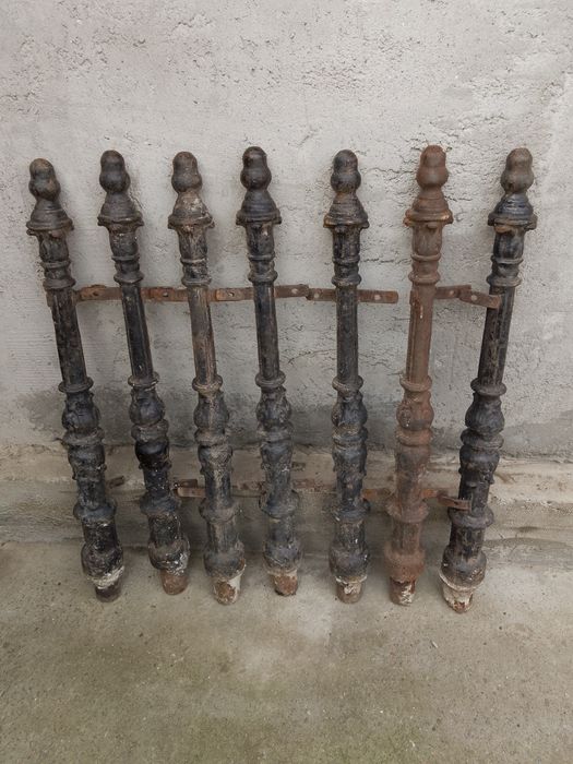 Stâlpi vechi din fonta masiva, pt  gardut