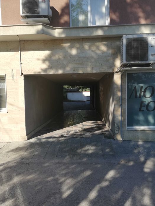 Отдавам самостоятелен гараж зад Била