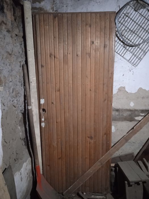 Продам входную деревянную дверь