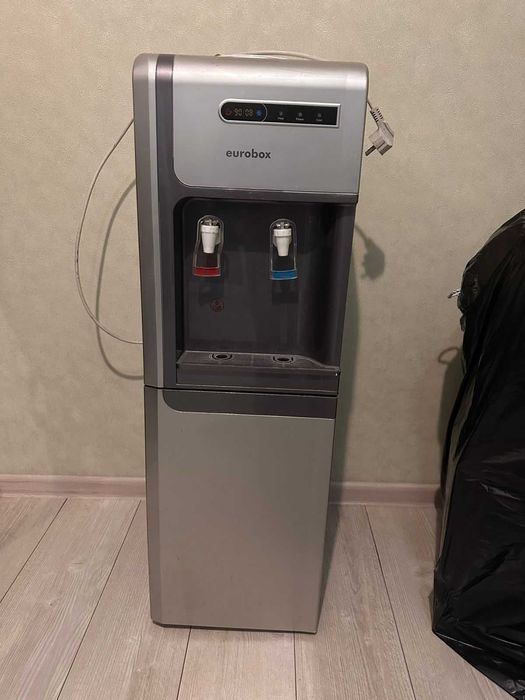 Продам диспенсер для воды