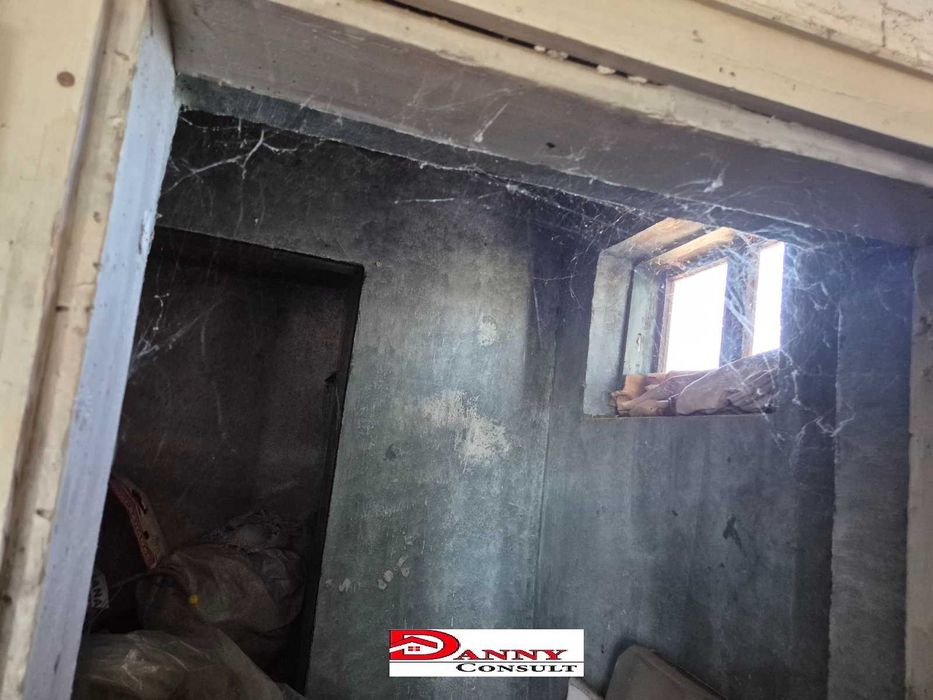 Къща с 5800 кв.м. двор в с. Климентово, обл. В.Търново