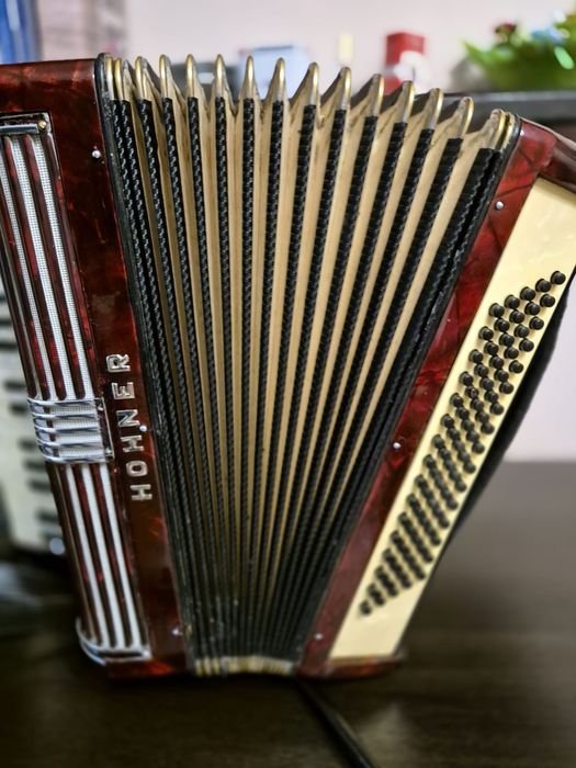 Vând acordeon hohner